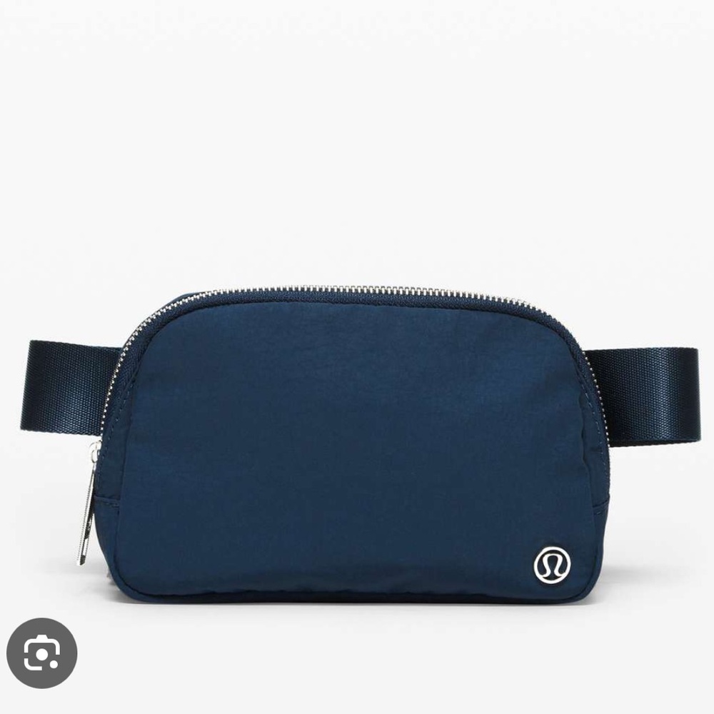 NWT Lululemon Everywhere True Navy  Belt Bag